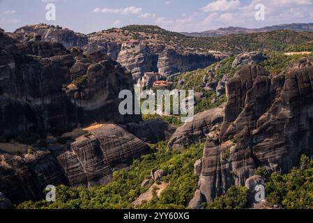 Wunderschöne malerische und atemberaubende Aussicht auf das Tal und den Wahrzeichen Canyon der Meteora Felsformationen, Kalambaka, Griechenland. Stockfoto
