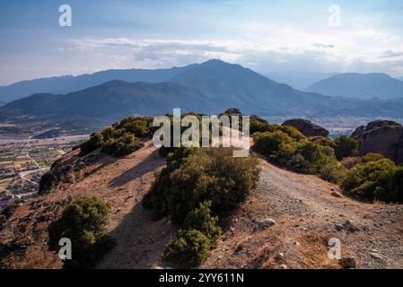 Wunderschöne malerische und atemberaubende Aussicht auf das Tal und den Wahrzeichen Canyon der Meteora Felsformationen, Kalambaka, Griechenland. Stockfoto