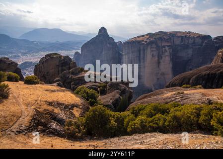 Wunderschöne malerische und atemberaubende Aussicht auf das Tal und den Wahrzeichen Canyon der Meteora Felsformationen, Kalambaka, Griechenland. Stockfoto