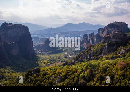 Wunderschöne malerische und atemberaubende Aussicht auf das Tal und den Wahrzeichen Canyon der Meteora Felsformationen, Kalambaka, Griechenland. Stockfoto