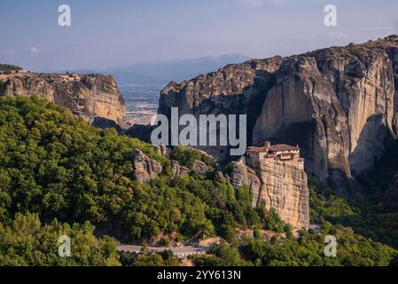 Wunderschöne malerische Aussicht auf das orthodoxe Kloster von Varlaám (Varlaam) auf einer Klippe, riesige monolithische Säule, im Hintergrund des Meteora-Berges, Griechenland. Stockfoto