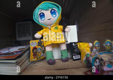 Vatikan, Vatikan. Dezember 2024. **NO LIBRI** Italien, Rom, Vatikan, 2024/12/19 das Maskottchen (LUCE) leichte Jubiläumsgeräte zum Verkauf während der Ausstellung '100 Weihnachtskrippen im Vatikan' unter Gianlorenzo Berninis Kolumnade auf dem Petersplatz im Vatikan. Foto von ALESSIA GIULIANI /Catholic Press Photo Credit: Independent Photo Agency/Alamy Live News Stockfoto