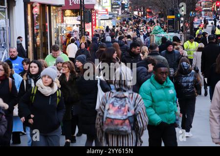 London, Großbritannien. Dezember 2024. Weihnachtseinkäufer im West End von London. Oxford Street. Quelle: Matthew Chattle/Alamy Live News Stockfoto