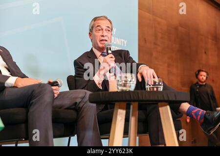 Nigel Farage, Gründer der Reform UK Party, Parlamentsabgeordneter Clacton, spricht vor der britischen Presse Stockfoto