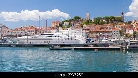 Cannes, Frankreich - 14. August 2018: Marina von Cannes an einem sonnigen Sommertag laufen gewöhnliche Menschen die Straße. Panoramaaufnahmen Stockfoto