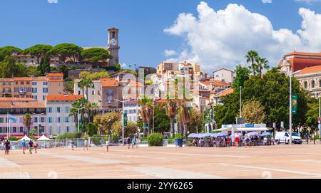 Cannes, Frankreich - 14. August 2018: Touristen spazieren an einem sonnigen Sommertag an der Esplanade Pantiero in Cannes Stockfoto