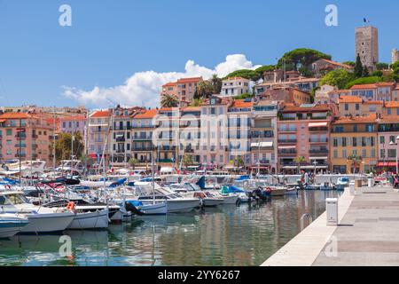 Cannes, Frankreich - 14. August 2018: Blick auf die Küste des Yachthafens von Cannes an einem sonnigen Sommertag gehen gewöhnliche Menschen die Straße Stockfoto