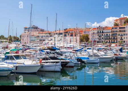 Cannes, Frankreich - 14. August 2018: Blick auf die Küste von Cannes an einem sonnigen Sommertag spazieren die Menschen in der Nähe des Hafens mit vertäuten Yachten Stockfoto