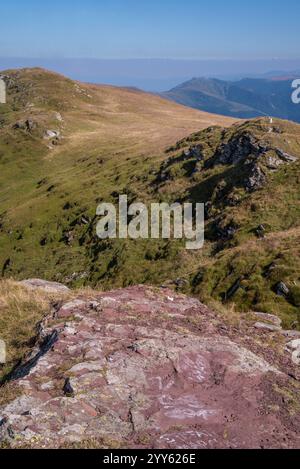 Beeindruckender Blick von einem Midzor-Berg, dem höchsten Gipfel des Alten Berges, 2169 Meter über dem Meeresspiegel, und Blick auf die umliegenden Gipfel. Alter Berg, Serbien Stockfoto