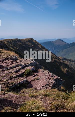 Beeindruckender Blick von einem Midzor-Berg, dem höchsten Gipfel des Alten Berges, 2169 Meter über dem Meeresspiegel, und Blick auf die umliegenden Gipfel. Alter Berg, Serbien Stockfoto