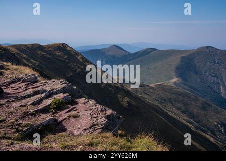 Beeindruckender Blick von einem Midzor-Berg, dem höchsten Gipfel des Alten Berges, 2169 Meter über dem Meeresspiegel, und Blick auf die umliegenden Gipfel. Alter Berg, Serbien Stockfoto