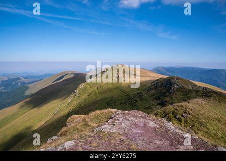 Beeindruckender Blick von einem Midzor-Berg, dem höchsten Gipfel des Alten Berges, 2169 Meter über dem Meeresspiegel, und Blick auf die umliegenden Gipfel. Alter Berg, Serbien Stockfoto