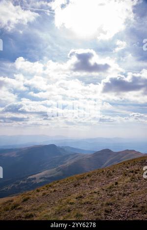 Beeindruckender Blick von einem Midzor-Berg, dem höchsten Gipfel des Alten Berges, 2169 Meter über dem Meeresspiegel, und Blick auf die umliegenden Gipfel. Alter Berg, Serbien Stockfoto
