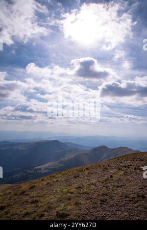 Beeindruckender Blick von einem Midzor-Berg, dem höchsten Gipfel des Alten Berges, 2169 Meter über dem Meeresspiegel, und Blick auf die umliegenden Gipfel. Alter Berg, Serbien Stockfoto