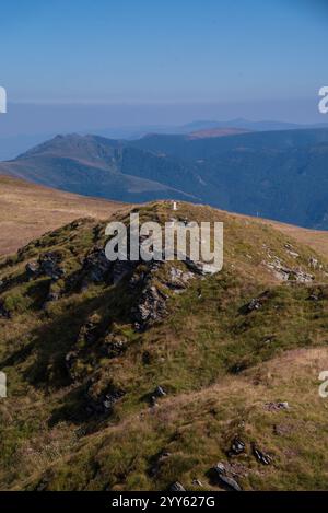 Beeindruckender Blick von einem Midzor-Berg, dem höchsten Gipfel des Alten Berges, 2169 Meter über dem Meeresspiegel, und Blick auf die umliegenden Gipfel. Alter Berg, Serbien Stockfoto