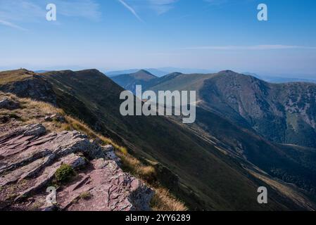 Beeindruckende Aussicht von einem Gipfel des Midzor-Berges, dem höchsten Gipfel des Alten Berges, 2169 Meter über dem Meeresspiegel, und Blick auf die umliegenden Gipfel. Stockfoto