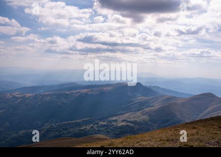 Beeindruckender Blick von einem Midzor-Berg, dem höchsten Gipfel des Alten Berges, 2169 Meter über dem Meeresspiegel, und Blick auf die umliegenden Gipfel. Alter Berg, Serbien Stockfoto