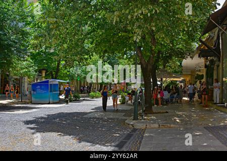 Korfu, Griechenland - 6. Juni 2024. Bäume bieten willkommenen Schatten in der Georgios Theotoki Straße in der Altstadt von Korfu. Ein UNESCO-Weltkulturerbe Stockfoto