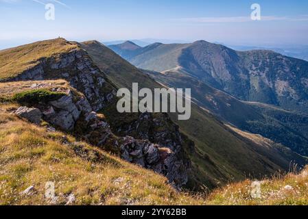 Beeindruckender Blick von einem Midzor-Berg, dem höchsten Gipfel des Alten Berges, 2169 Meter über dem Meeresspiegel, und Blick auf die umliegenden Gipfel. Alter Berg, Serbien Stockfoto