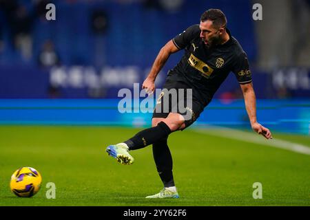 Barcelona, Spanien. Dezember 2023. Luis Rioja von Valencia CF spielte am 18. Dezember 2024 im RCDE-Stadion in Barcelona, Spanien, während des La Liga EA Sports Matches zwischen RCD Espanyol und Valencia CF. (Foto: Sergio Ruiz/Imago) Credit: PRESSINPHOTO SPORTS AGENCY/Alamy Live News Stockfoto