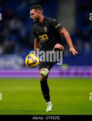 Barcelona, Spanien. Dezember 2023. Luis Rioja von Valencia CF spielte am 18. Dezember 2024 im RCDE-Stadion in Barcelona, Spanien, während des La Liga EA Sports Matches zwischen RCD Espanyol und Valencia CF. (Foto: Sergio Ruiz/Imago) Credit: PRESSINPHOTO SPORTS AGENCY/Alamy Live News Stockfoto