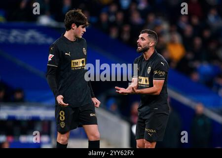 Barcelona, Spanien. Dezember 2023. Luis Rioja und Javi Guerra von Valencia CF spielten während des La Liga EA Sports Matches zwischen RCD Espanyol und Valencia CF am 18. Dezember 2024 im RCDE-Stadion in Barcelona, Spanien. (Foto: Sergio Ruiz/Imago) Credit: PRESSINPHOTO SPORTS AGENCY/Alamy Live News Stockfoto