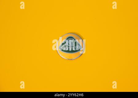 Antikes Logo eines Luxussportwagens mit Lotus. Vorderansicht eines klassischen Sportwagens Stockfoto
