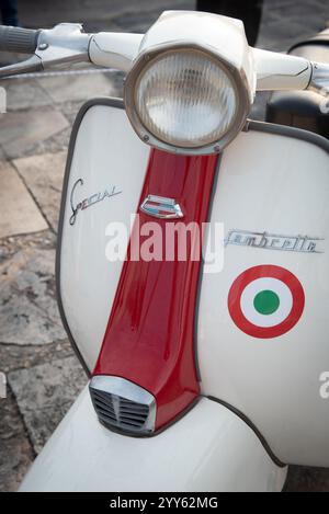 Klassischer lambretta-Roller mit seinem legendären Design, Scheinwerfer, Lenkrad und italienischer Flagge. Stockfoto