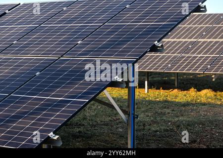 Ansicht von Photovoltaik-Panels, Nahaufnahme. Erneuerbare Energiequellen. Stockfoto