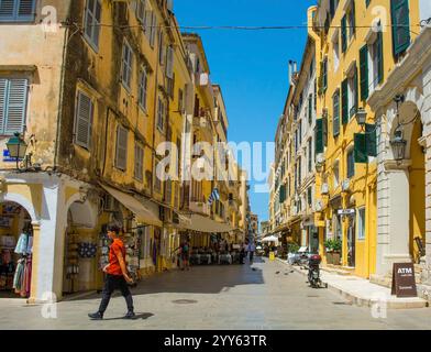 Korfu, Griechenland - 6. Juni 2024. Kapodistriou Straße in der Altstadt von Korfu, Griechenland. Eine elegante venezianische Straße mit Bars, Restaurants und Geschäften Stockfoto