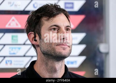 Heidelberg, Deutschland. Dezember 2024. Uwe Gensheimer (angehender sportlicher Leiter, RNL) Einzelbild, Einzelfoto, Aktion, Aktion, 19.12.2024, Heidelberg (Deutschland), Handball, DHB-Pokal, Viertelfinale, Rhein-Neckar Löwen - ThSV Eisenach Credit: dpa/Alamy Live News Stockfoto