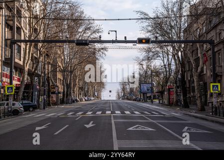 Leere Straße von Oslobodjenja in Belgrad, während der Stadtabriegelung durch Corona-Virus covid-19-Pandemie. Belgrad, Serbien 05.04.2020 Stockfoto