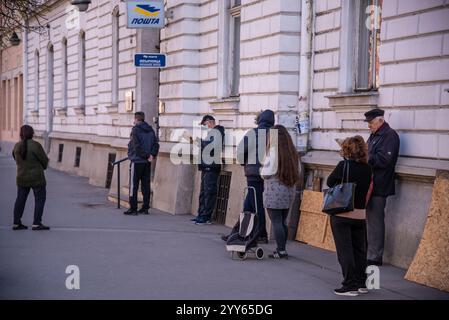 Auswirkungen der Coronavirus-Pandemie: Menschen stehen in langen Warteschlangen, um die Post zu betreten und Rechnungen zu bezahlen. Corona-Virus, COVID-19. Belgrad, Serbien Stockfoto