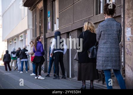 Auswirkungen der Coronavirus-Pandemie: Menschen stehen in langen Warteschlangen, um die Post zu betreten und Rechnungen zu bezahlen. Corona-Virus, COVID-19. Belgrad, Serbien Stockfoto