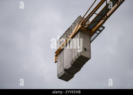 Betongewichtblöcke eines Baukrans. Schwere Zementblöcke werden als Gegengewichte zum Ausbalancieren eines Turms verwendet. Krangewichte aus nächster Nähe. Stockfoto