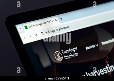 Website-Homepage von Boehringer Ingelheim auf Laptop-Bildschirm mit Logo. Globales Pharmaunternehmen, das auf innovative Gesundheitsversorgung spezialisiert ist Stockfoto