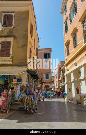 Korfu, Griechenland - 6. Juni 2024. Eine Straße im Zentrum der Altstadt von Korfu. Ein UNESCO-Weltkulturerbe, eine Mischung aus venezianischer, französischer und britischer Architektur Stockfoto