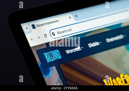 New York, USA – 17. Dezember 2024: Die Homepage der Blizzard Entertainment-Website wird auf dem Computerbildschirm mit Logo angezeigt. Online-Plattform für beliebte Videos Stockfoto