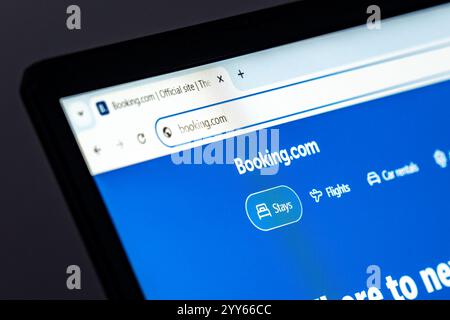 New York, USA - 17. Dezember 2024: Website-Homepage von Booking.com wird auf Laptop-Bildschirm mit Logo angezeigt. Online-Reiseplattform für Hotelbuchungen Stockfoto