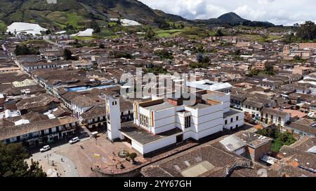 Sonson, Antioquia - Kolumbien. Oktober 2024. Kathedrale unserer Lieben Frau von Chiquinquira von Sonson, Bild mit Drohne gemacht. Stockfoto