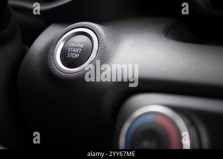 Nahaufnahme eines Start-Stopp-Schalters im Fahrzeug. Taste Start Stopp Motor modernes neues Auto. Stockfoto