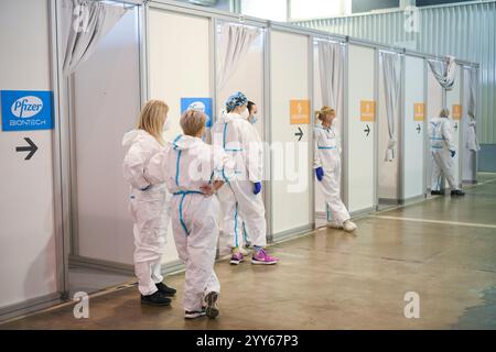 Massenimpfung. Krankenschwestern warten vor dem Stand, um Menschen zu impfen Massenimpfung gegen Coronavirus-covid 19. Belgrad, Serbien 20.03.2021 Stockfoto