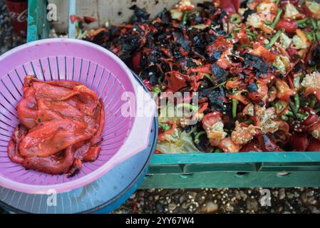 Putzpaprika, um sie für die Herstellung von Ajvar vorzubereiten Stockfoto