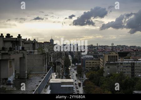 Belgrader Dächer an bewölktem und regnerischem Abend. Wunderschöne Dachterrasse mit Blick auf die Belgrader Stadtarchitektur und die Hauptstraße und den Verkehr. Belgrad, Serbien - 28. Stockfoto