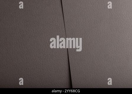 Neutrale braune Papierstruktur mit mattem, körnigem Finish in Greige- und tiefen Taupe-Tönen. Diese rustikale und dennoch raffinierte Oberfläche verbindet Natur und Erde Stockfoto