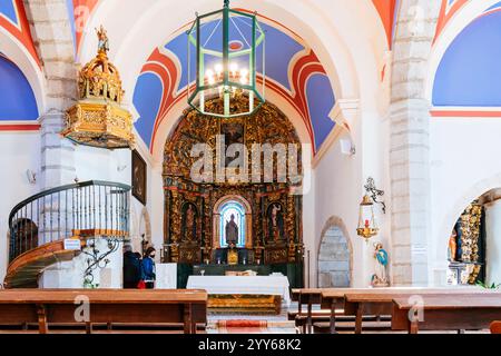 Kirchenschiff und barocker Altar des Hochaltars. San Nicolás de Bari Chuch. Torrecaballeros, Segovia, Castilla y León, Spanien, Europa Stockfoto