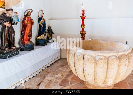 Taufschrift. San Nicolás de Bari Chuch. Torrecaballeros, Segovia, Castilla y León, Spanien, Europa Stockfoto