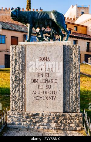 Die Skulptur ist ein Geschenk, das die Stadt Rom Segovia anlässlich des zweitausendjährigen Bauens des Aquädukts, 2000 Jahre, geschenkt hat. Segovia, Castilla y Stockfoto