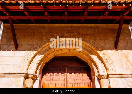 Detail romanisches Portal. San Nicolás de Bari Chuch. Torrecaballeros, Segovia, Castilla y León, Spanien, Europa Stockfoto