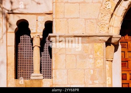 romanisches Portal und Bifora-Fenster. San Nicolás de Bari Chuch. Torrecaballeros, Segovia, Castilla y León, Spanien, Europa Stockfoto